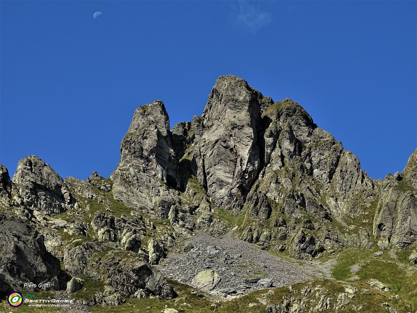 25 Monte Valletto (2372 m) con luna.JPG